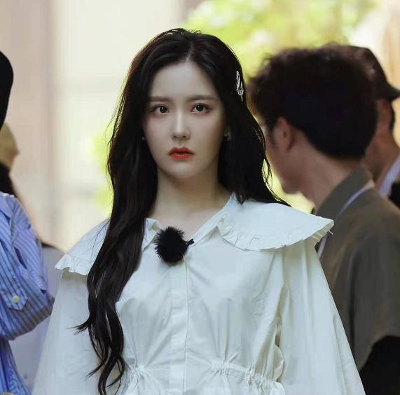 高甜剧《开局一座山》开机，男主神似王一博，女主粉衣令人惊艳！