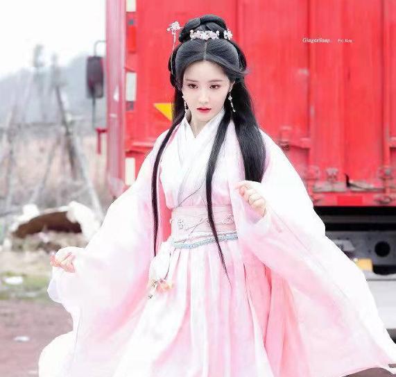 高甜剧《开局一座山》开机，男主神似王一博，女主粉衣令人惊艳！