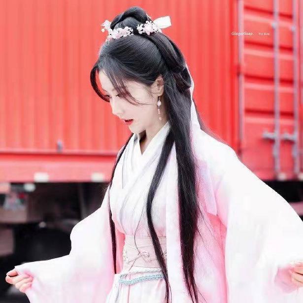 高甜剧《开局一座山》开机，男主神似王一博，女主粉衣令人惊艳！