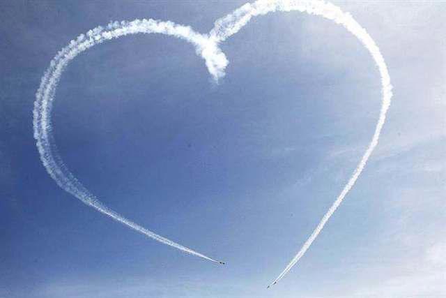 美军恶搞出新境界：驾电子战机在天上画不可描述之物？