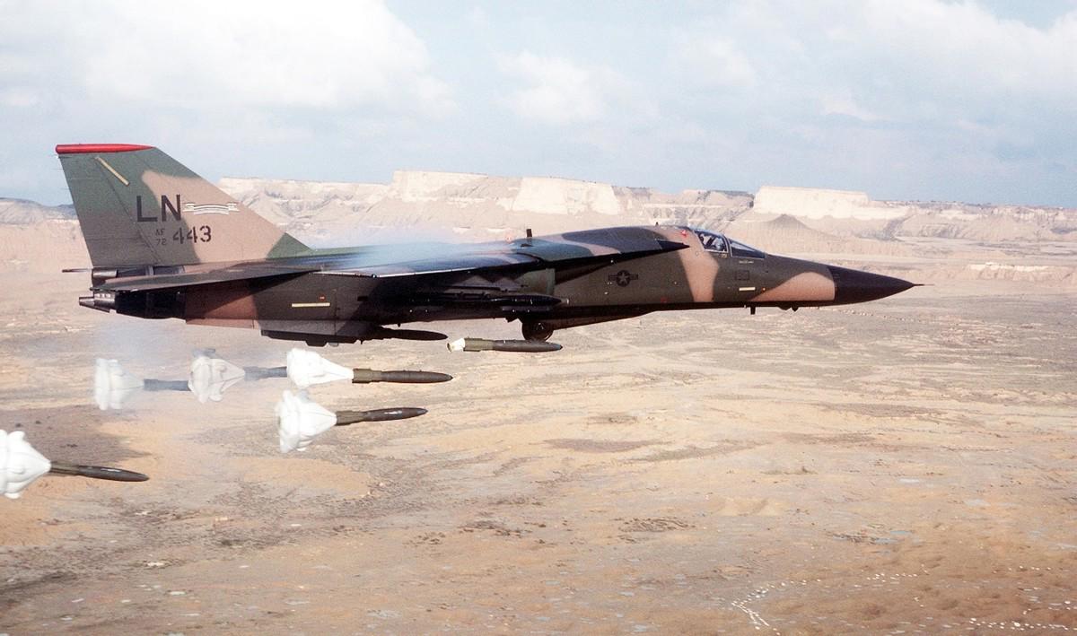 聊聊F-111：战斗机修炼的最高境界，是成为战略轰炸机