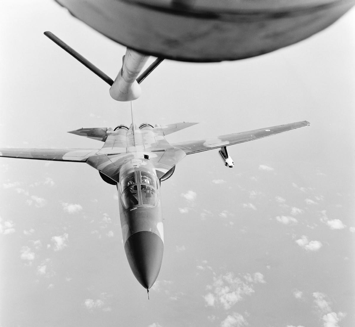 聊聊F-111：战斗机修炼的最高境界，是成为战略轰炸机