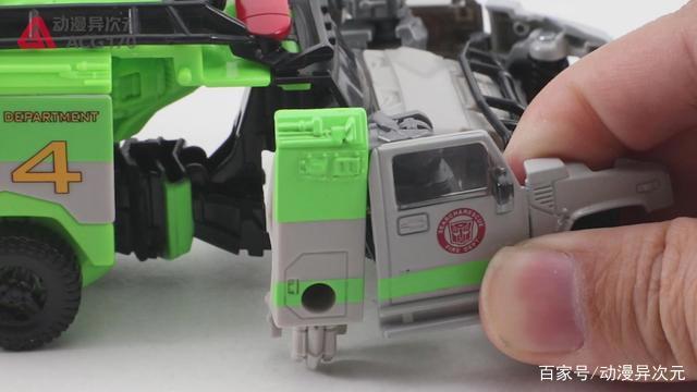 汽车人中的优秀医师变形金刚经典电影：月黑之时救护车图文评测