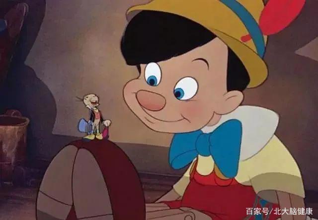 3岁男孩从活泼变自闭，20年后娶妻工作，爸妈用动画片拯救了他