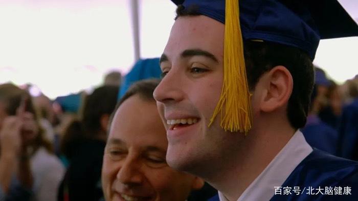 3岁男孩从活泼变自闭，20年后娶妻工作，爸妈用动画片拯救了他