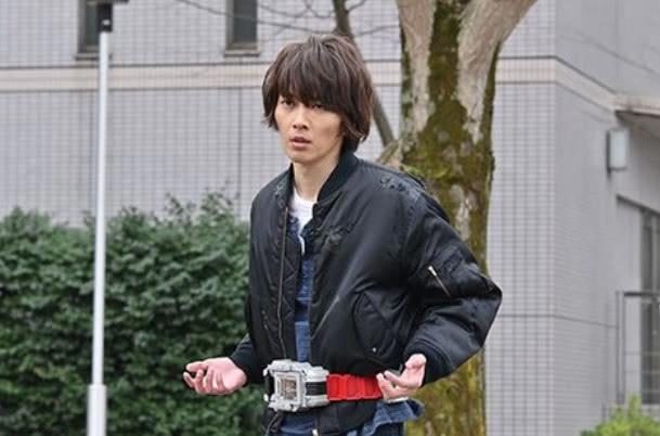 假面骑士目前回归演员近照，巧爷新发型撩人，亚极陀竟无人认出！