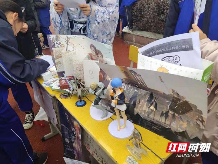 张家界市民中社团纳新上演“百团大战”