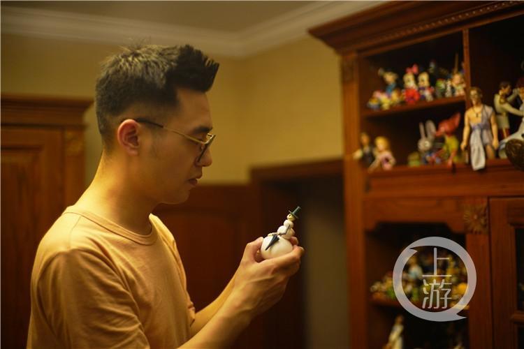 重庆小伙子15年收集上千迪士尼玩偶绘制出迪士尼风格的重庆