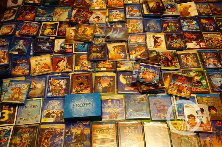 重庆小伙子15年收集上千迪士尼玩偶绘制出迪士尼风格的重庆