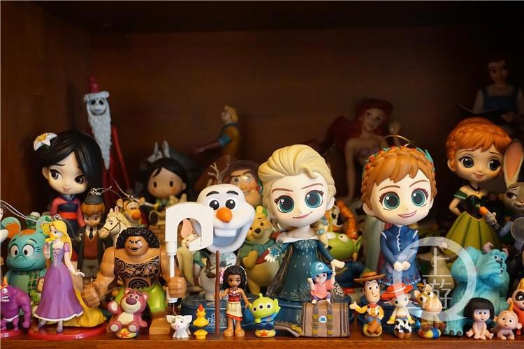 重庆小伙子15年收集上千迪士尼玩偶绘制出迪士尼风格的重庆