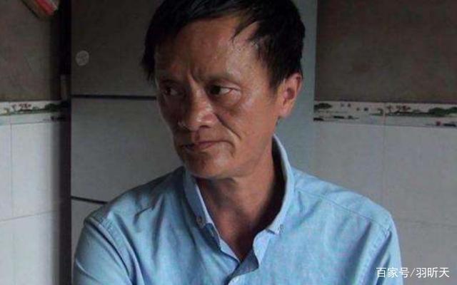 四川“翻版马云”，走红后忘记自己是农民，如今回山里采蘑菇