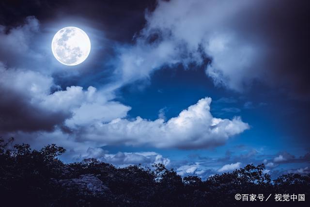 以《中国唱诗班》为例，浅析传统文化的传承与自我救赎