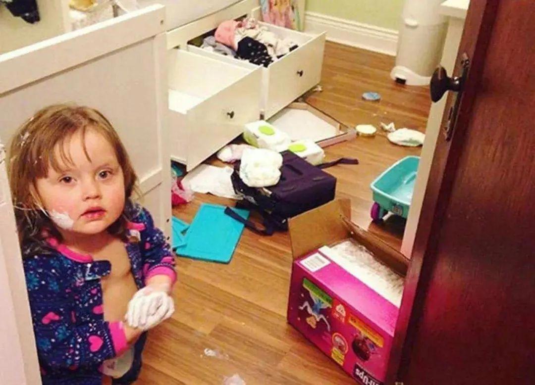 熊孩子趁父母出门，把妹妹放到锅里加水“炖”了，父母发现很崩溃