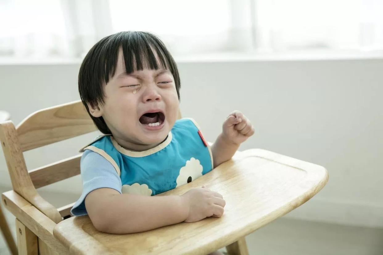 熊孩子趁父母出门，把妹妹放到锅里加水“炖”了，父母发现很崩溃