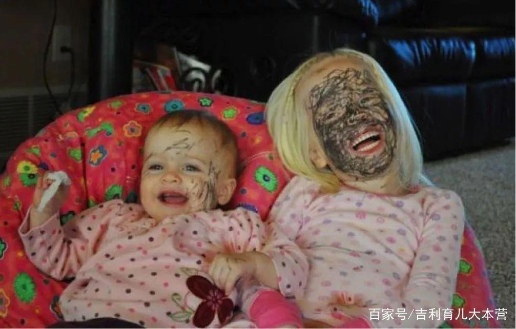 熊孩子趁父母出门，把妹妹放到锅里加水“炖”了，父母发现很崩溃