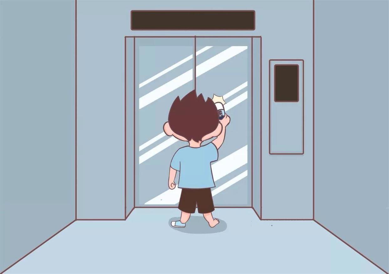 熊孩子趁父母出门，把妹妹放到锅里加水“炖”了，父母发现很崩溃