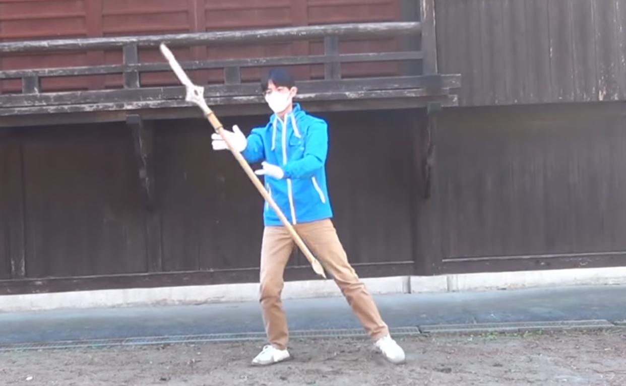 岛国小哥用硬纸板做出动漫神器，灵枪能浮空操纵，这是什么原理？