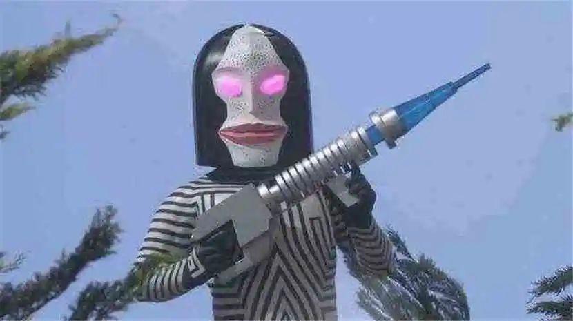 奥特曼官方推出三面怪人达达抱枕，网友：人至少不能