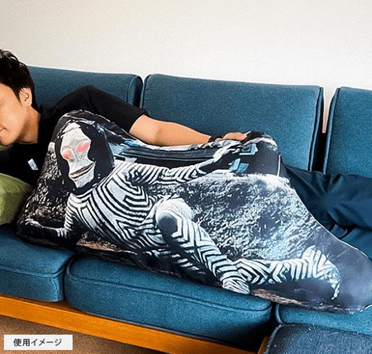 奥特曼官方推出三面怪人达达抱枕，网友：人至少不能