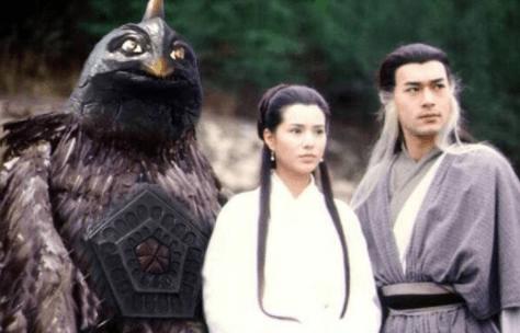 奥特曼官方推出三面怪人达达抱枕，网友：人至少不能