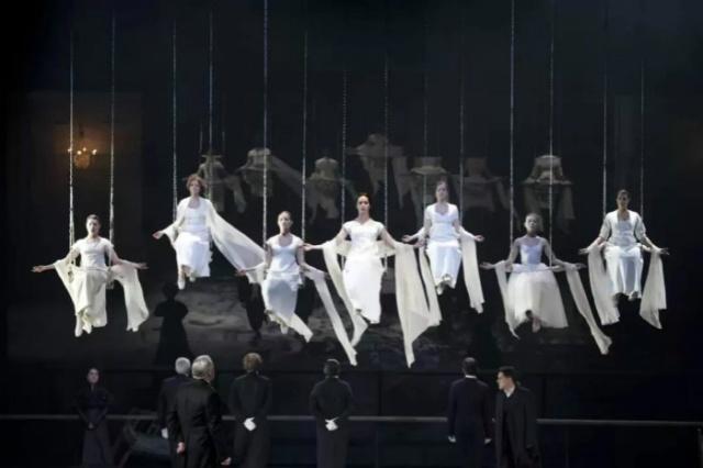 「5月沪京好戏推荐」母亲节带妈妈看部戏，《香奈儿》《玩偶之家》都不错