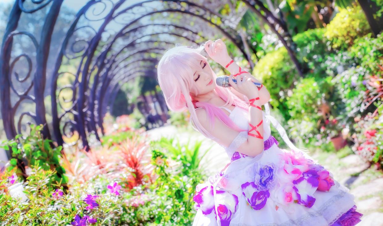 一片花丛间少女cos的楪祈，拿着话筒的她似乎想要唱首歌给你听