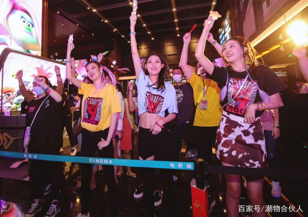 《魔发精灵2》影院“蹦迪”特调：三分之一Techno勾兑流行摇滚