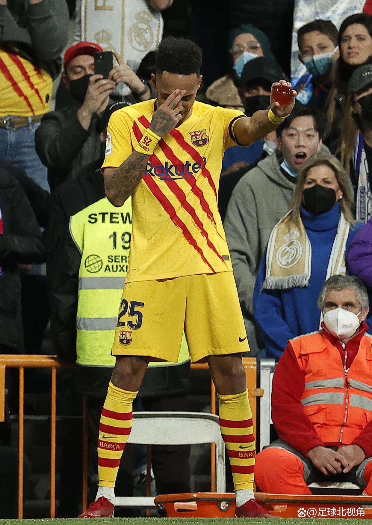 创意拉满！日本足协推日漫版国家队队服哆啦A梦、艾伦等角色在内