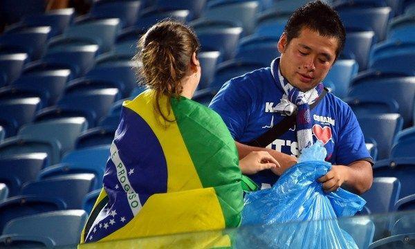 这样的日本我服！他们哭着清理赛场他们演绎真实版《足球小将》