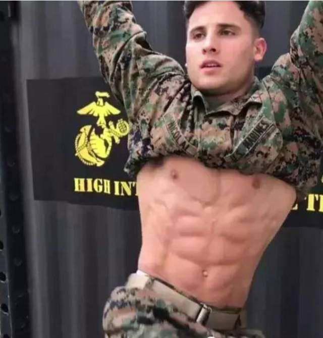 公狗腰早就是过去式了，现在流行的是“鲨鱼线”不知道你就OUT了