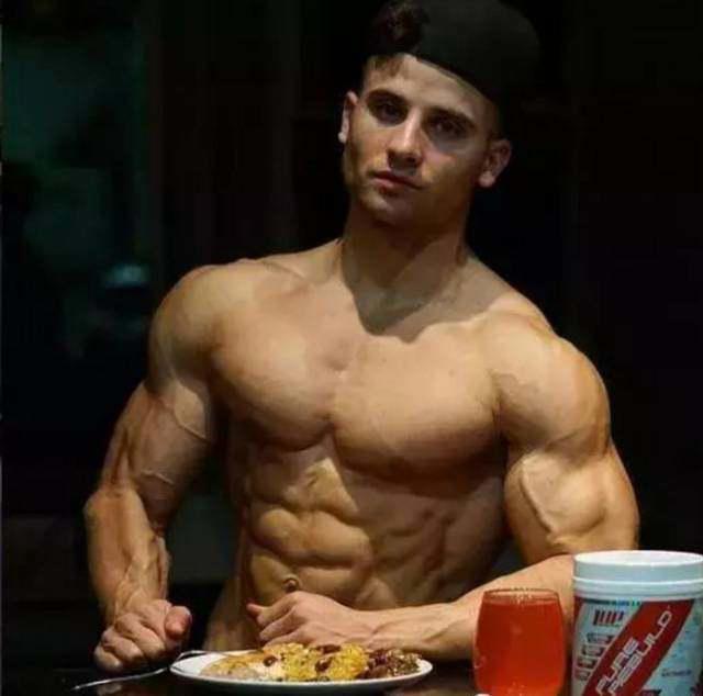 公狗腰早就是过去式了，现在流行的是“鲨鱼线”不知道你就OUT了