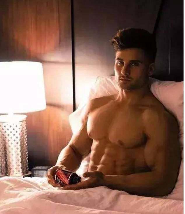 公狗腰早就是过去式了，现在流行的是“鲨鱼线”不知道你就OUT了