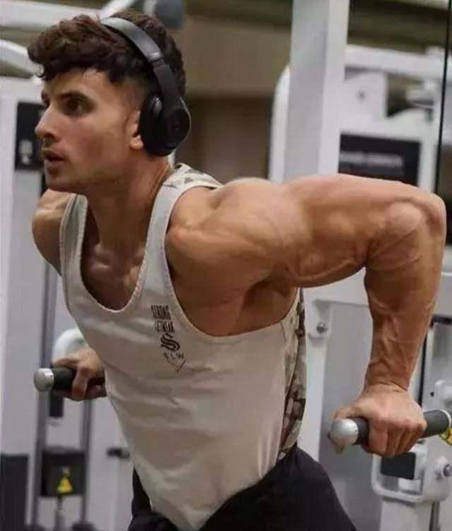 公狗腰早就是过去式了，现在流行的是“鲨鱼线”不知道你就OUT了