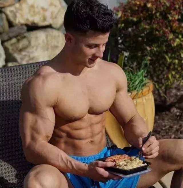 公狗腰早就是过去式了，现在流行的是“鲨鱼线”不知道你就OUT了