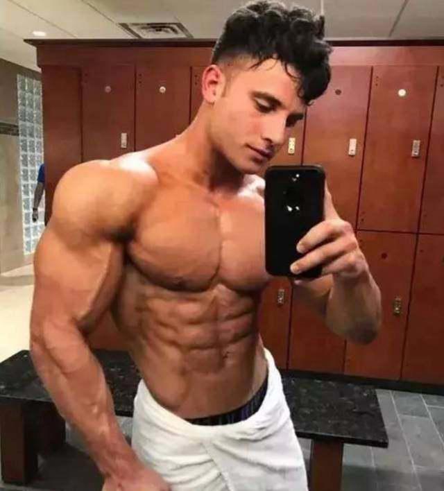 公狗腰早就是过去式了，现在流行的是“鲨鱼线”不知道你就OUT了