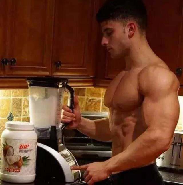 公狗腰早就是过去式了，现在流行的是“鲨鱼线”不知道你就OUT了