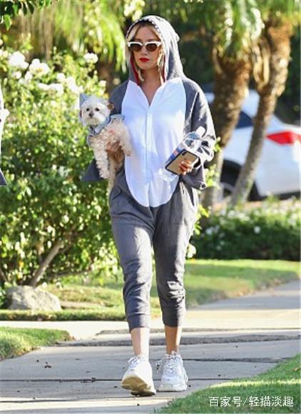 女星阿什丽·提斯代尔抱爱狗出街，穿鲨鱼装萌感足