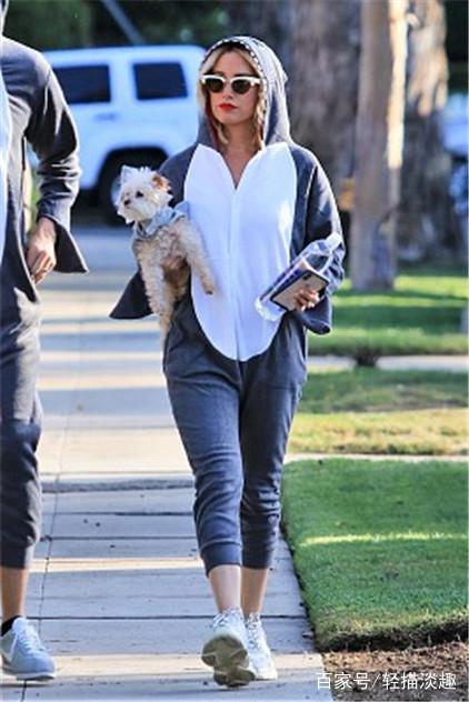 女星阿什丽·提斯代尔抱爱狗出街，穿鲨鱼装萌感足