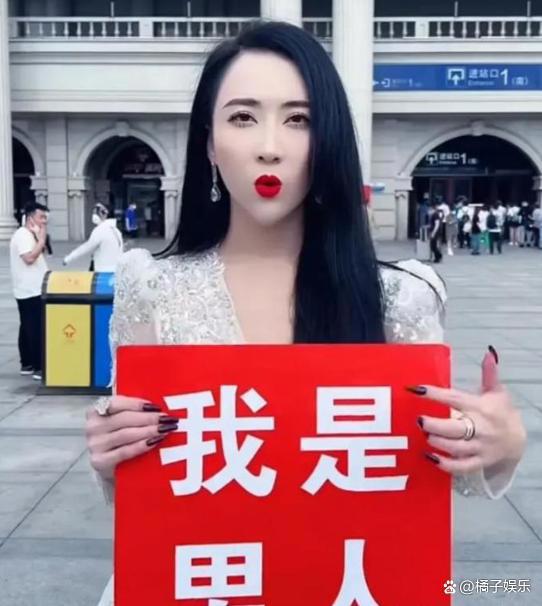 网红迷惑行为接连翻车？为博取流量不择手段，虐狗吃鲨鱼没底线？