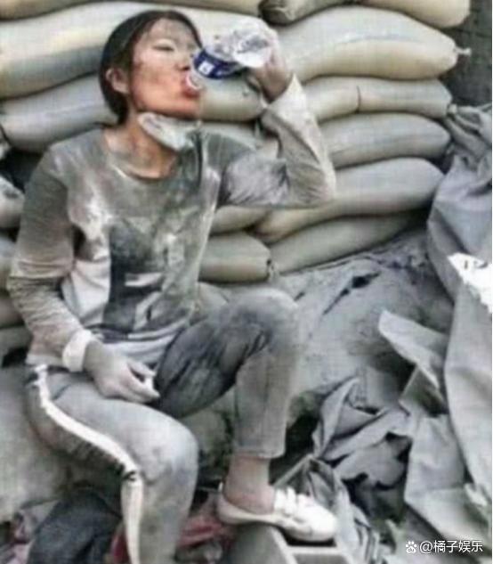 网红迷惑行为接连翻车？为博取流量不择手段，虐狗吃鲨鱼没底线？