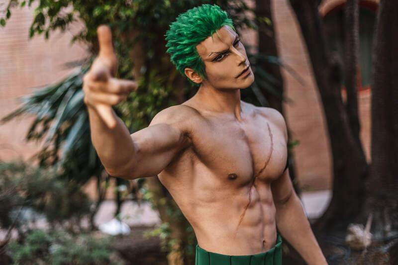 国外肌肉帅哥cos海贼王索隆，性感诠释绿藻头的筋肉魅力