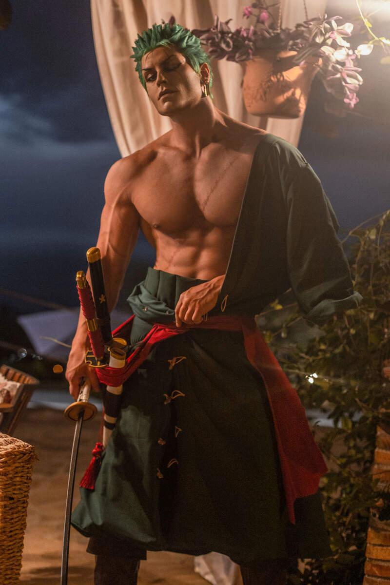 国外肌肉帅哥cos海贼王索隆，性感诠释绿藻头的筋肉魅力