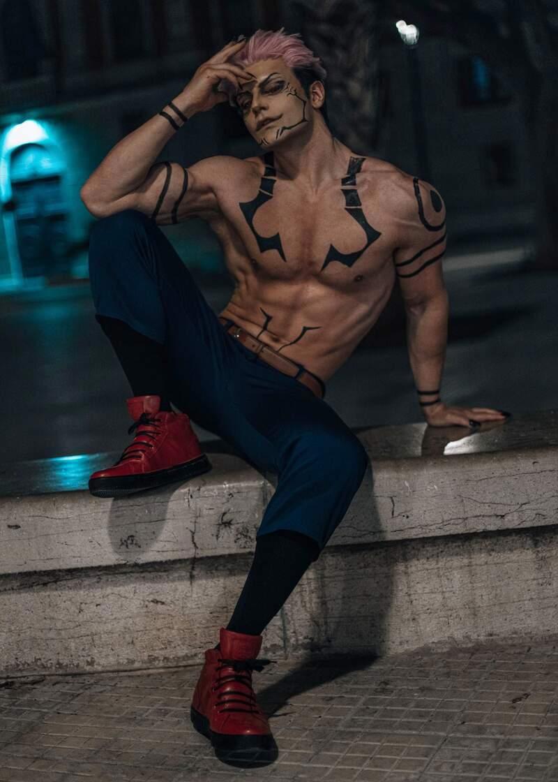 国外肌肉帅哥cos海贼王索隆，性感诠释绿藻头的筋肉魅力