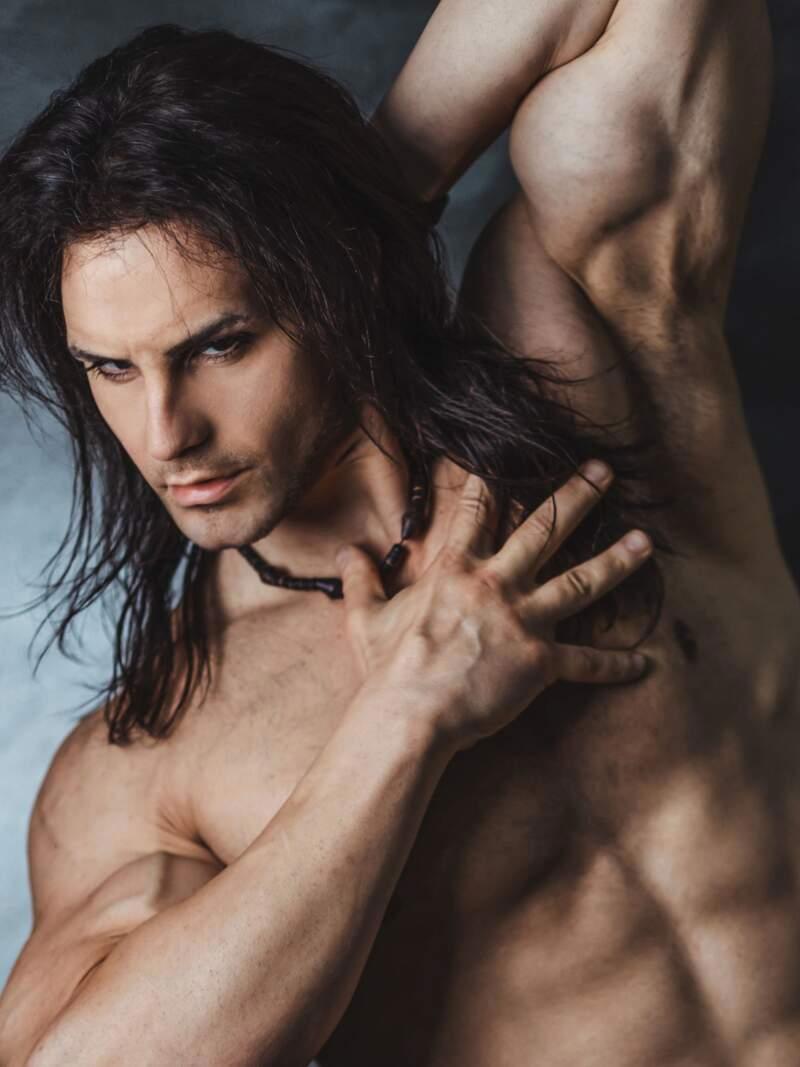 国外肌肉帅哥cos海贼王索隆，性感诠释绿藻头的筋肉魅力