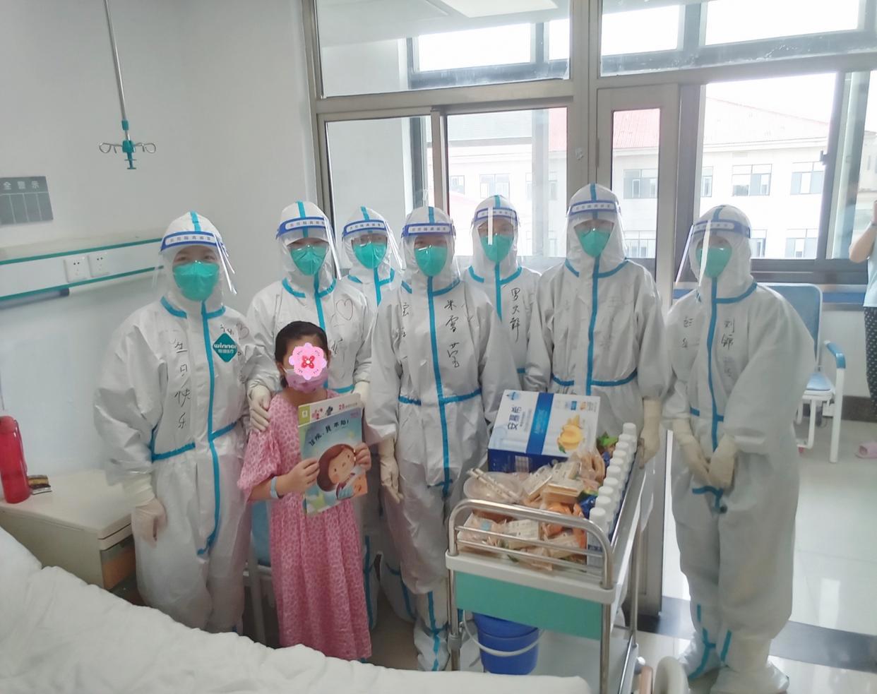 “我爱你们，大白妈妈”隔离病房里，医护暖心照料新冠肺炎小患者