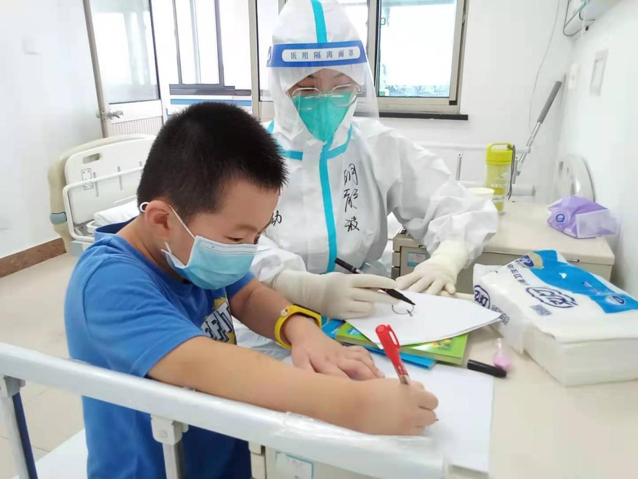 “我爱你们，大白妈妈”隔离病房里，医护暖心照料新冠肺炎小患者