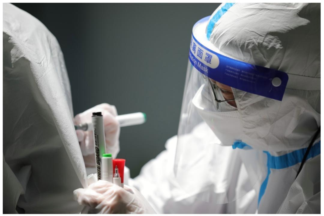 青春“疫”事丨“绘”聚力量——她用青春画笔为“大白”增添色彩