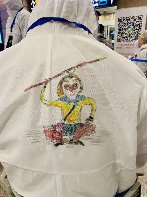 战斗力爆表！大白们在“最前线”披上了这些“手绘战袍”