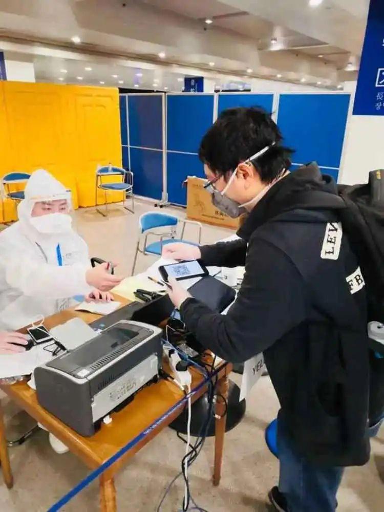 战斗力爆表！大白们在“最前线”披上了这些“手绘战袍”