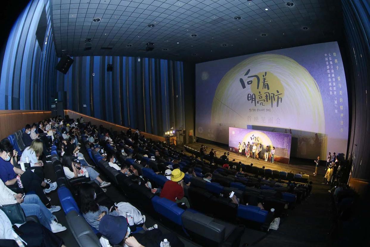 被催公映的《向着明亮那方》，“惊喜”的不止“超前”观影